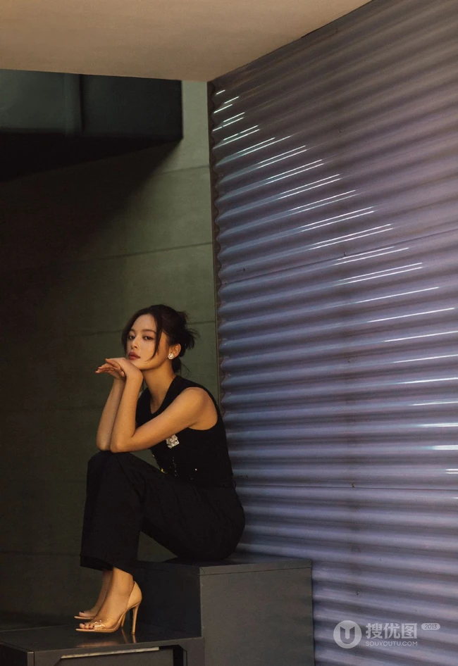 辛芷蕾黑色背心长裤搭配绑发发型酷美街拍写真图片