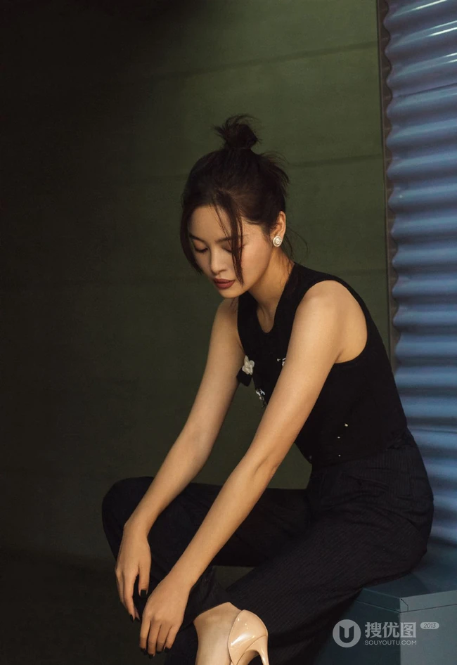 辛芷蕾黑色背心长裤搭配绑发发型酷美街拍写真图片