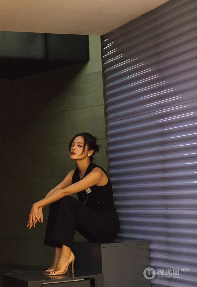 辛芷蕾黑色背心长裤搭配绑发发型酷美街拍写真图片