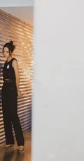 辛芷蕾黑色背心长裤搭配绑发发型酷美街拍写真图片