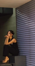 辛芷蕾黑色背心长裤搭配绑发发型酷美街拍写真图片