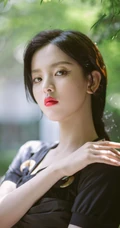杨超越红唇，麻花辫，全黑长裙超美处暑主题森系户外街拍写真图片