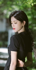 杨超越红唇，麻花辫，全黑长裙超美处暑主题森系户外街拍写真图片