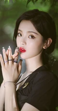 杨超越红唇，麻花辫，全黑长裙超美处暑主题森系户外街拍写真图片