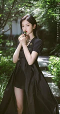 杨超越红唇，麻花辫，全黑长裙超美处暑主题森系户外街拍写真图片