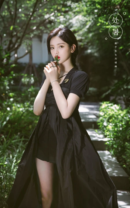 杨超越红唇，麻花辫，全黑长裙超美处暑主题森系户外街拍写真图片