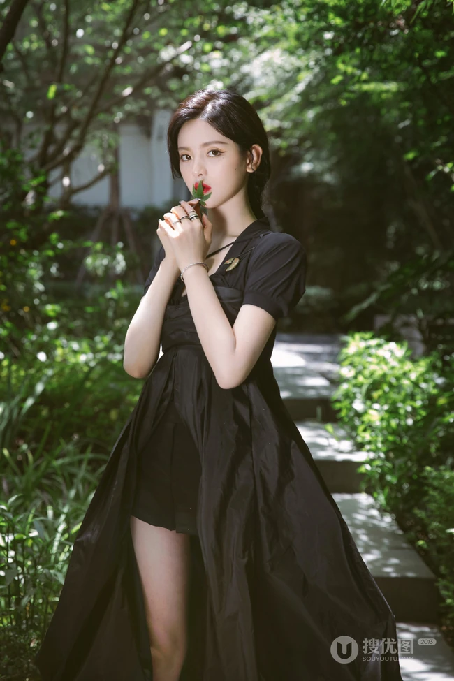 杨超越红唇，麻花辫，全黑长裙超美处暑主题森系户外街拍写真图片