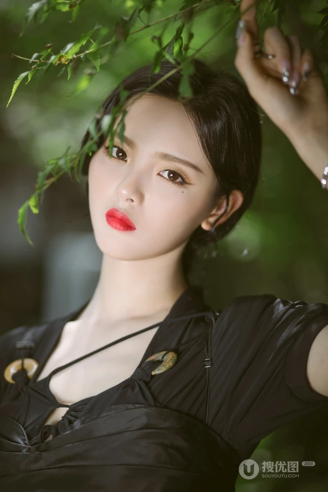 杨超越红唇，麻花辫，全黑长裙超美处暑主题森系户外街拍写真图片