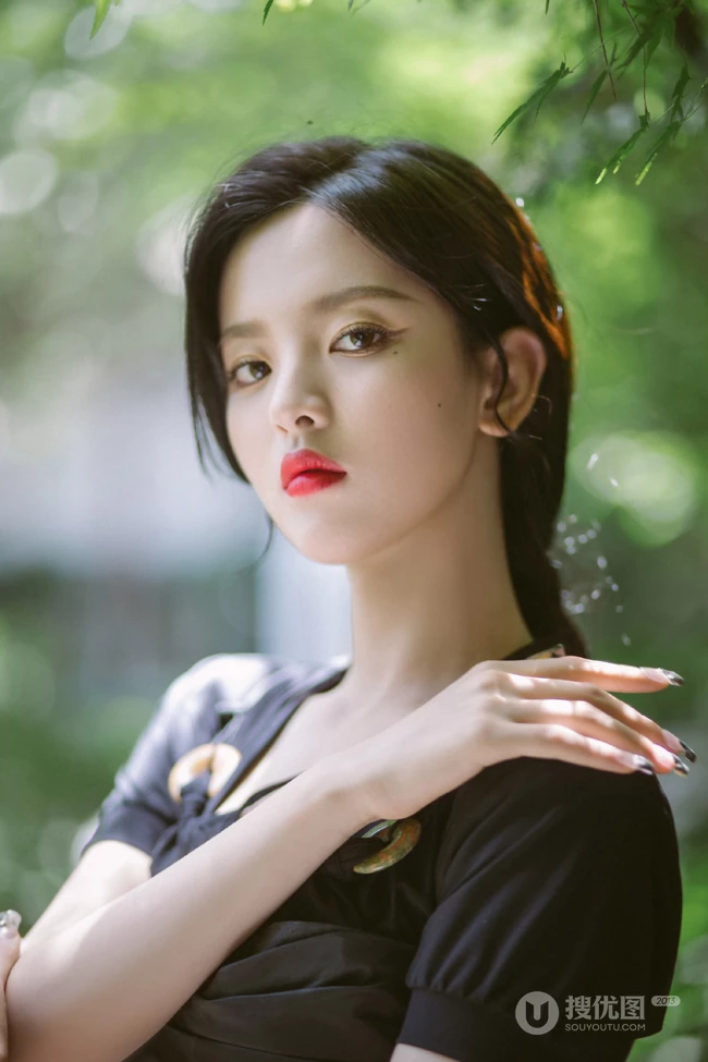 杨超越红唇，麻花辫，全黑长裙超美处暑主题森系户外街拍写真图片