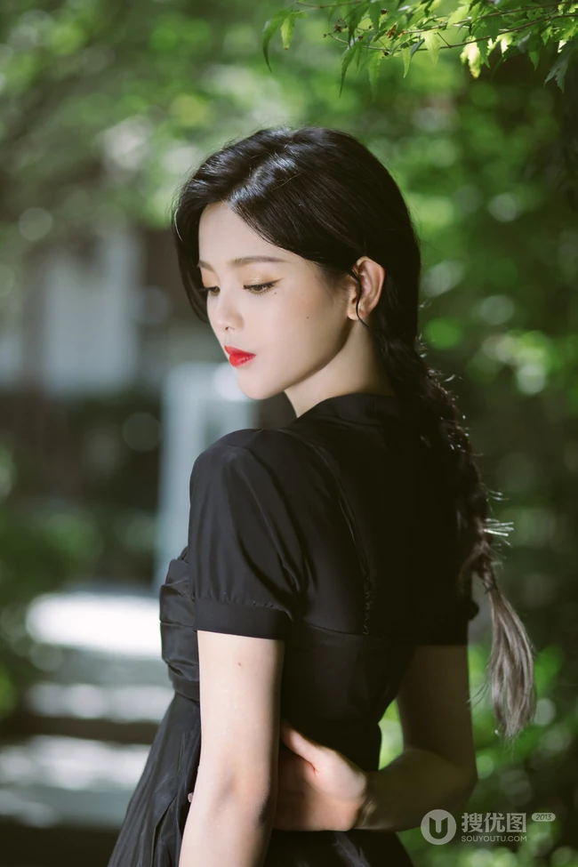 杨超越红唇，麻花辫，全黑长裙超美处暑主题森系户外街拍写真图片