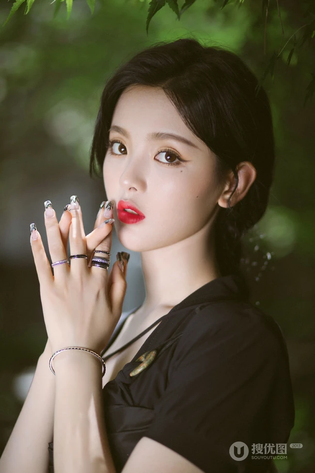 杨超越红唇，麻花辫，全黑长裙超美处暑主题森系户外街拍写真图片