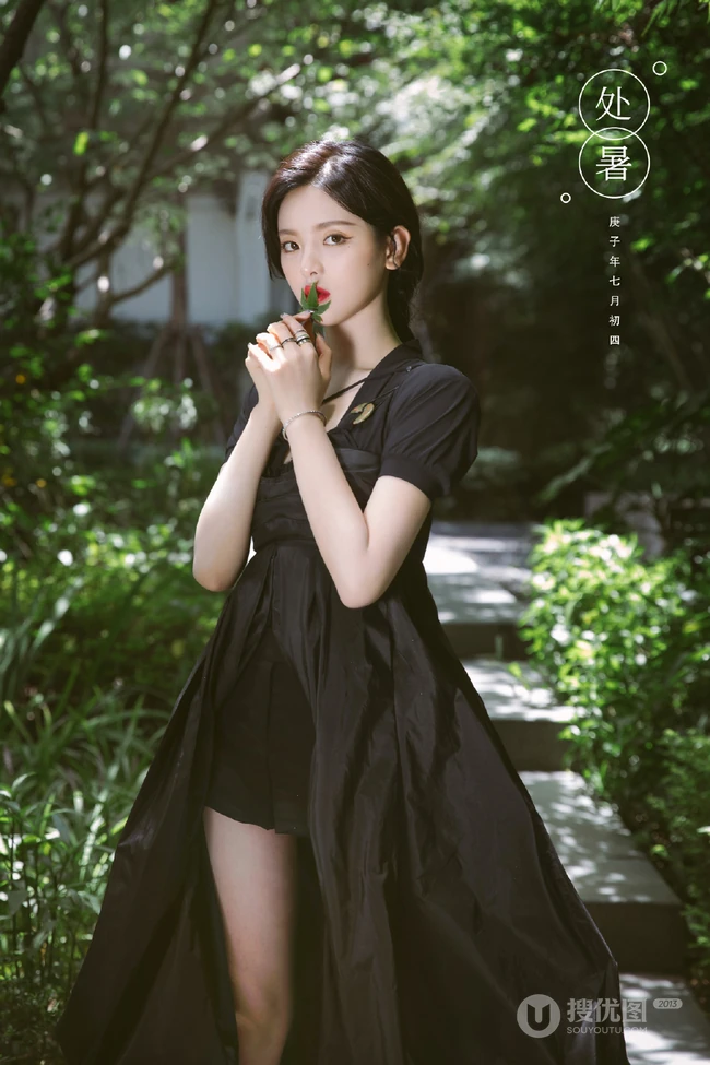 杨超越红唇，麻花辫，全黑长裙超美处暑主题森系户外街拍写真图片