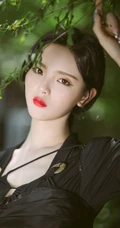杨超越红唇，麻花辫，全黑长裙超美处暑主题森系户外街拍写真图片