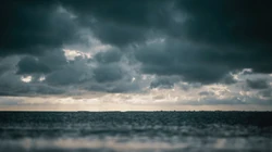 云上奇观，云层之上的绝美风景桌面壁纸下载