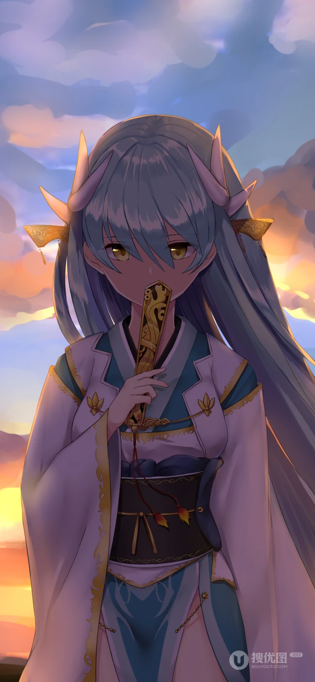 手拿金色镀金纸扇穿和服的动漫长发少女锁屏手机壁纸