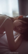 慵懒女生私服艺术摄影，苗条气质的肩带睡裙超美一个人摄影写真图片