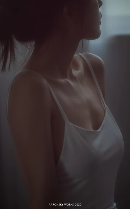 慵懒女生私服艺术摄影，苗条气质的肩带睡裙超美一个人摄影写真图片