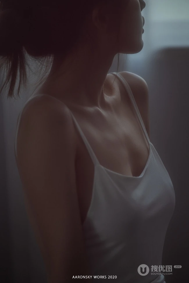 慵懒女生私服艺术摄影，苗条气质的肩带睡裙超美一个人摄影写真图片
