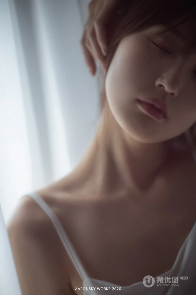慵懒女生私服艺术摄影，苗条气质的肩带睡裙超美一个人摄影写真图片