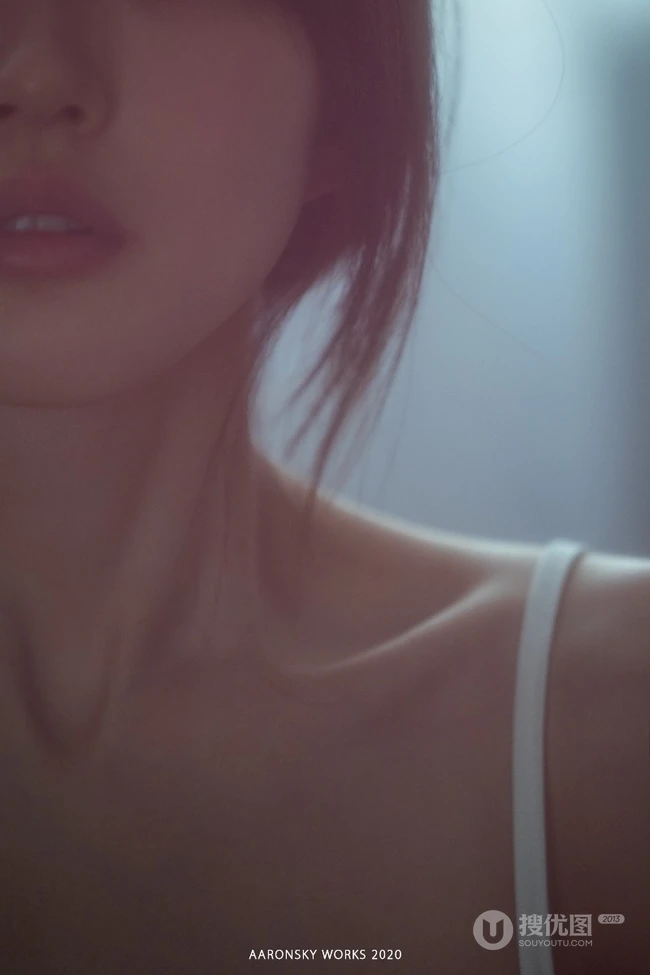 慵懒女生私服艺术摄影，苗条气质的肩带睡裙超美一个人摄影写真图片