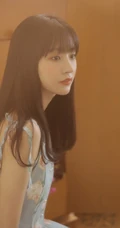 手拿郁金香的漂亮长发少女，身穿印花肩带裙在朦胧感的室内中举止动人