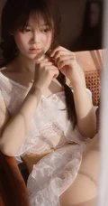 白皙浅粉麻花辫少女蕾丝衣短裤穿着显线条感线条居家文艺摄影艺术写真