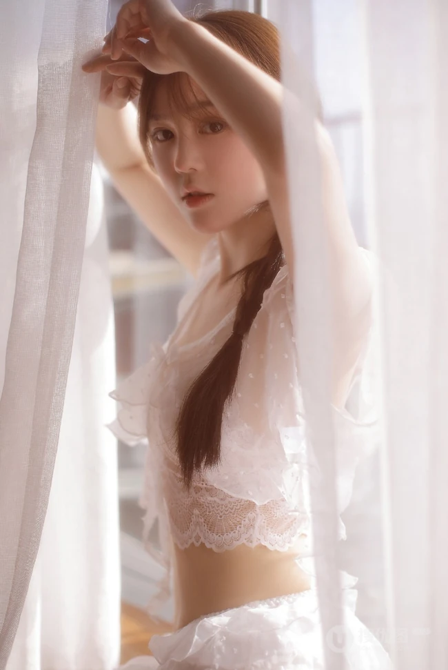 白皙浅粉麻花辫少女蕾丝衣短裤穿着显线条感线条居家文艺摄影艺术写真