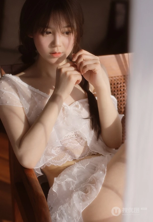 白皙浅粉麻花辫少女蕾丝衣短裤穿着显线条感线条居家文艺摄影艺术写真