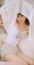 可爱苗条原味少女肩带背心短裤清凉装扮真实居家写真照