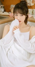可爱苗条原味少女肩带背心短裤清凉装扮真实居家写真照