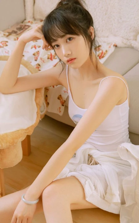 可爱苗条原味少女肩带背心短裤清凉装扮真实居家写真照