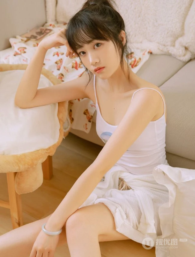 可爱苗条原味少女肩带背心短裤清凉装扮真实居家写真照