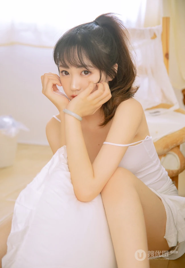 可爱苗条原味少女肩带背心短裤清凉装扮真实居家写真照