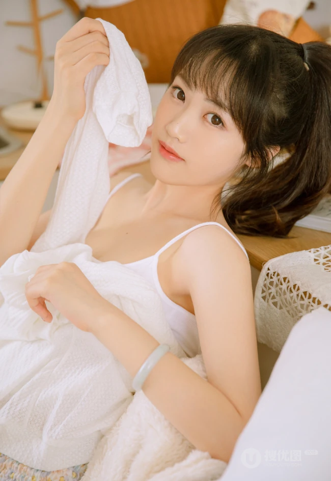 可爱苗条原味少女肩带背心短裤清凉装扮真实居家写真照