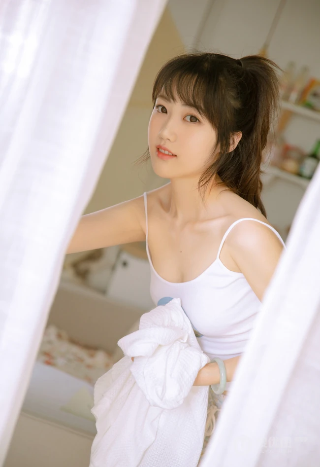 可爱苗条原味少女肩带背心短裤清凉装扮真实居家写真照