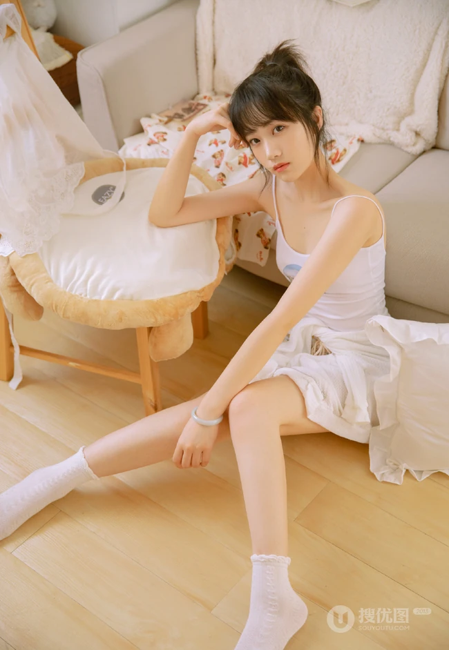 可爱苗条原味少女肩带背心短裤清凉装扮真实居家写真照