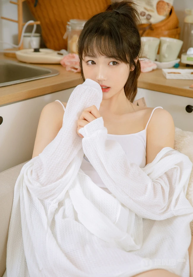 可爱苗条原味少女肩带背心短裤清凉装扮真实居家写真照