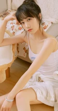 可爱苗条原味少女肩带背心短裤清凉装扮真实居家写真照