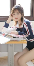 真实可爱清纯女生校花教室写真，穿着制服短裤的她，浅浅笑容超好看