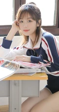 真实可爱清纯女生校花教室写真，穿着制服短裤的她，浅浅笑容超好看