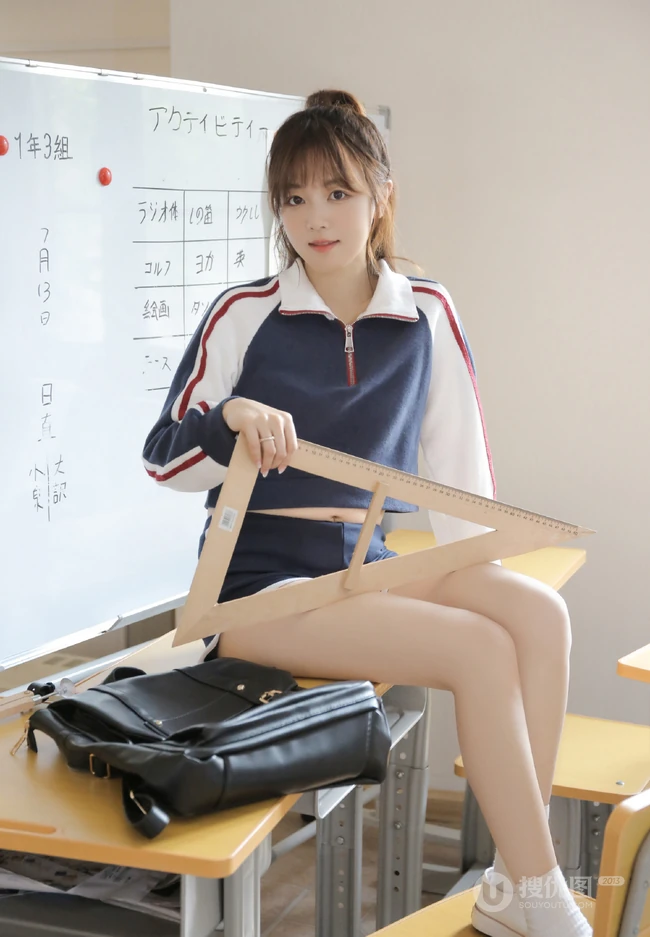 真实可爱清纯女生校花教室写真，穿着制服短裤的她，浅浅笑容超好看