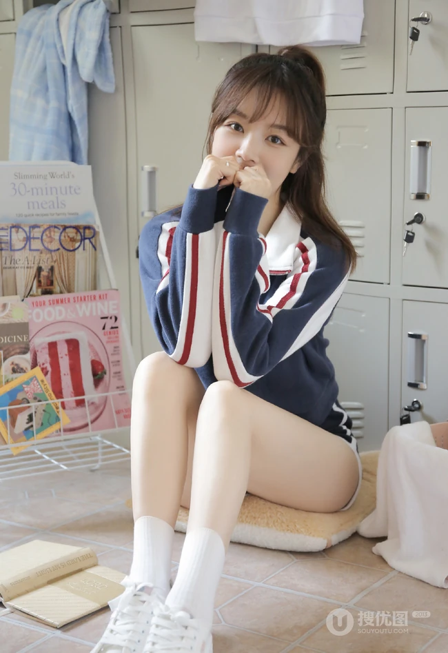 真实可爱清纯女生校花教室写真，穿着制服短裤的她，浅浅笑容超好看