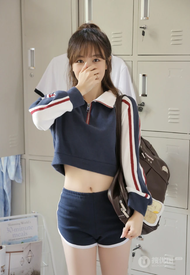 真实可爱清纯女生校花教室写真，穿着制服短裤的她，浅浅笑容超好看