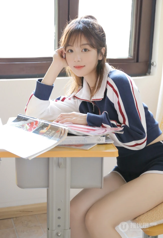 真实可爱清纯女生校花教室写真，穿着制服短裤的她，浅浅笑容超好看