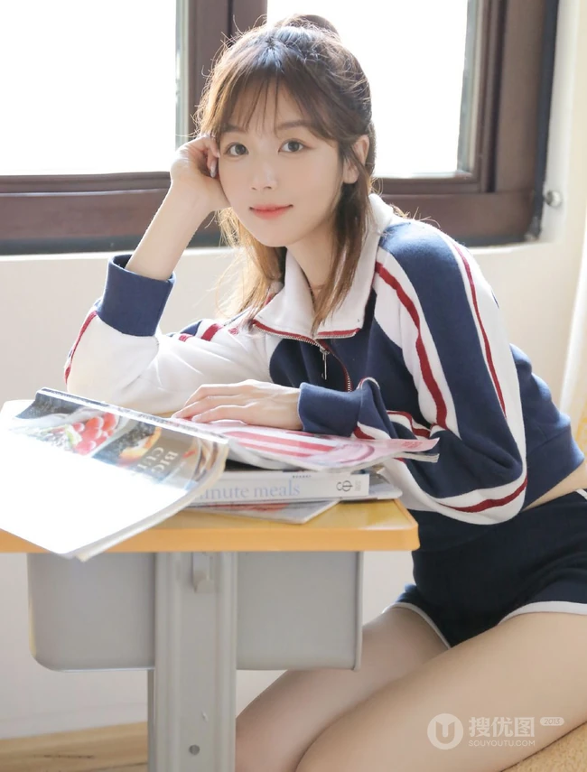 真实可爱清纯女生校花教室写真，穿着制服短裤的她，浅浅笑容超好看