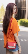 徐艺洋时尚休闲橙色T恤搭配牛仔热裤显白皙好看线条感街拍美照