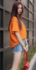 徐艺洋时尚休闲橙色T恤搭配牛仔热裤显白皙好看线条感街拍美照
