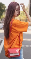 徐艺洋时尚休闲橙色T恤搭配牛仔热裤显白皙好看线条感街拍美照