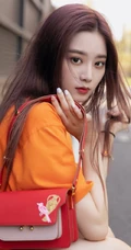 徐艺洋时尚休闲橙色T恤搭配牛仔热裤显白皙好看线条感街拍美照