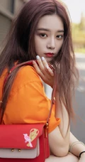 徐艺洋时尚休闲橙色T恤搭配牛仔热裤显白皙好看线条感街拍美照